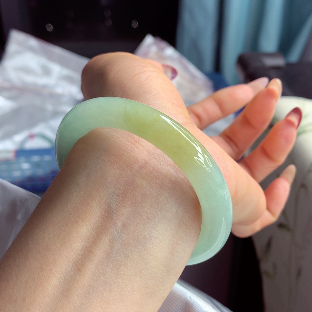 翡翠手镯（圆镯）未镶嵌52.2黄➕绿 色好种好 小柒