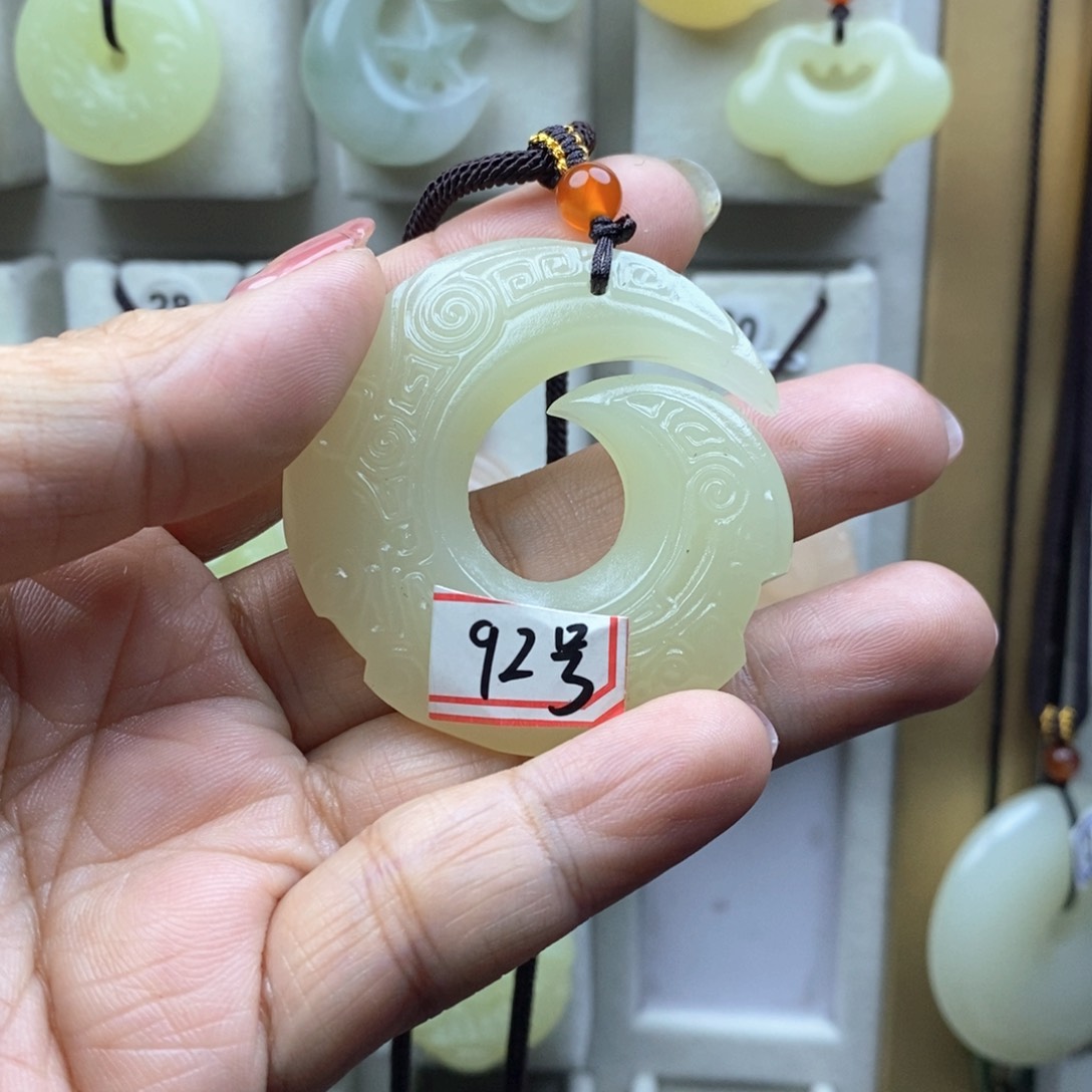 颈饰未镶嵌石英质玉（金丝玉）微****伤