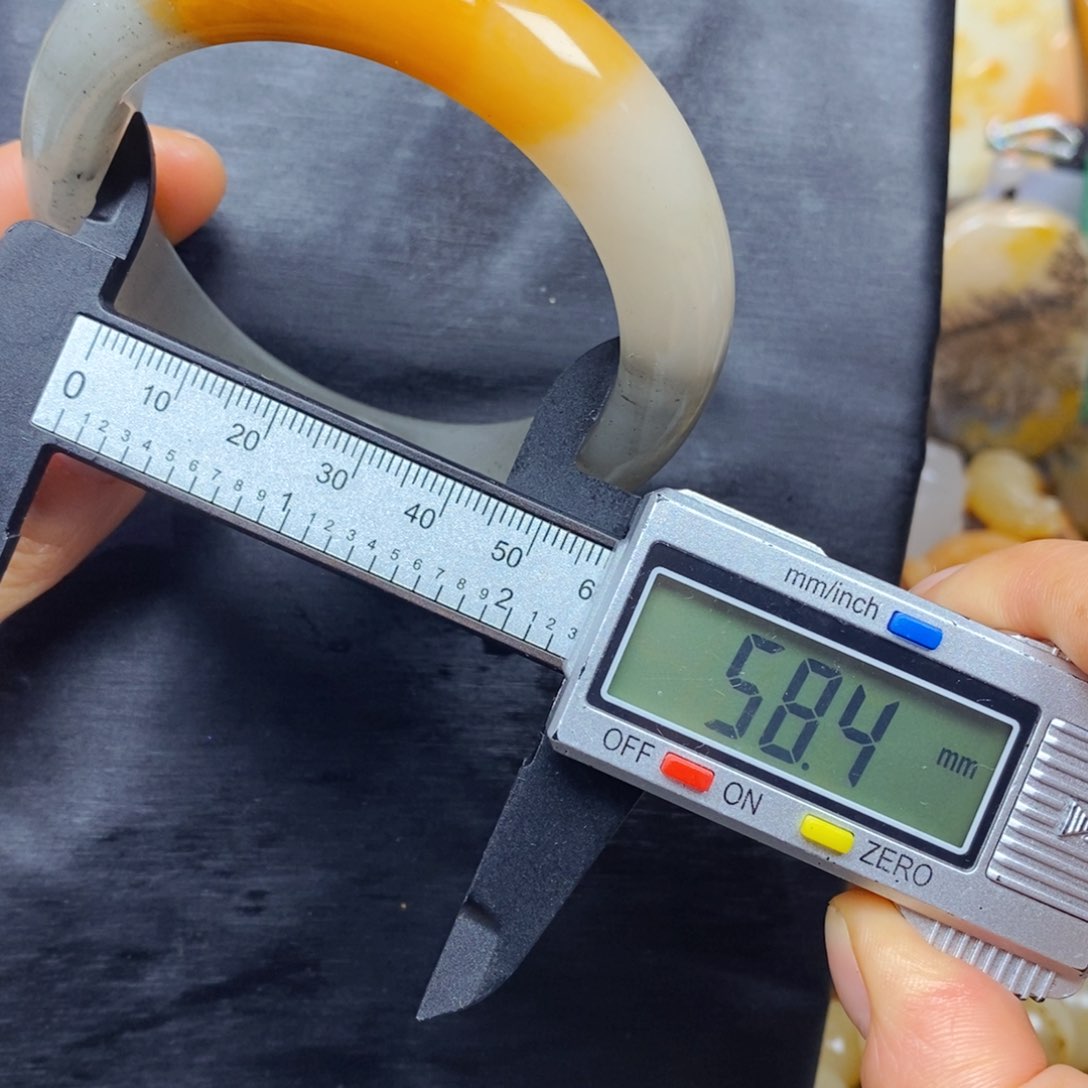 石英质玉（黄龙玉）颈饰未镶嵌