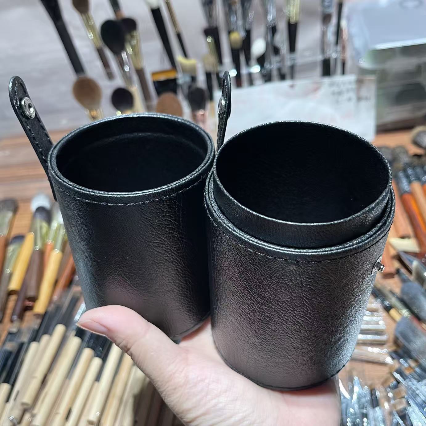 黑色化妆刷储存刷桶