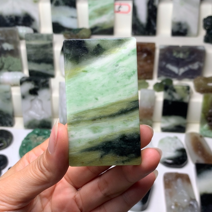 独山玉未镶嵌颈饰