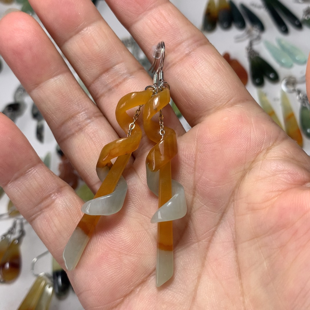 蛇纹石玉未镶嵌耳环