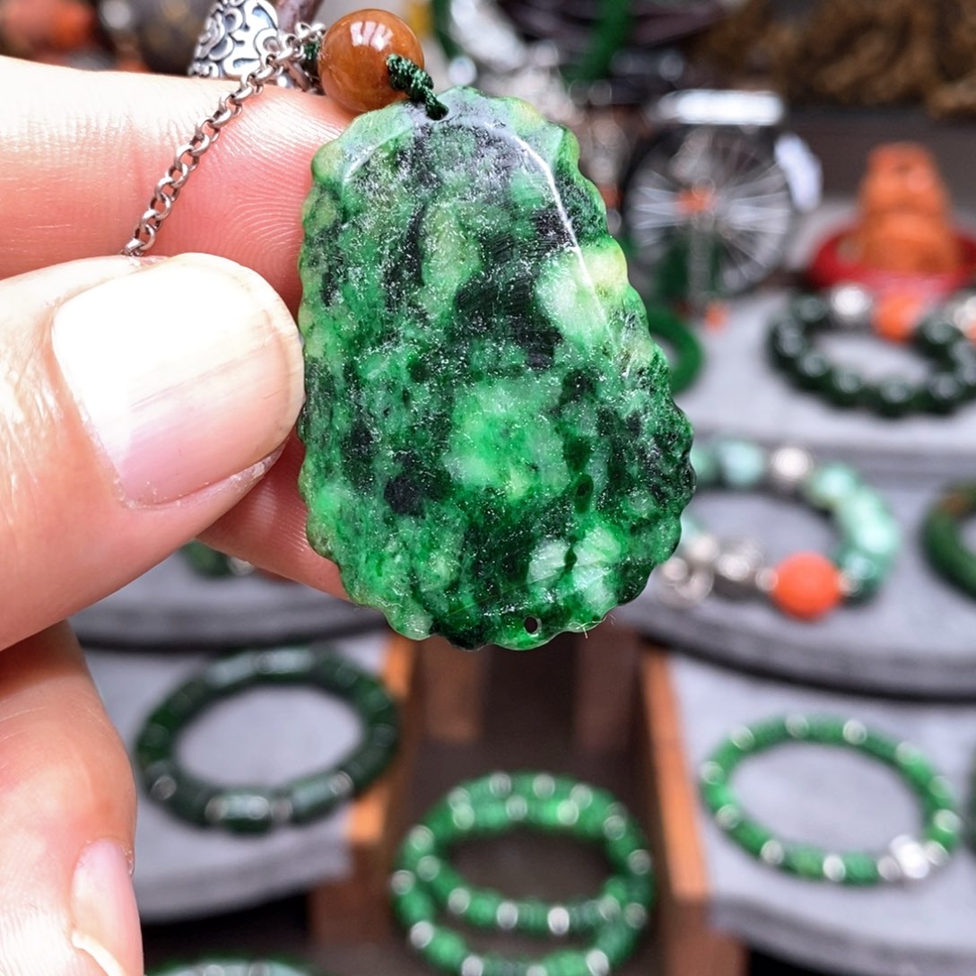 翡翠颈饰未镶嵌阿*漂亮美眉