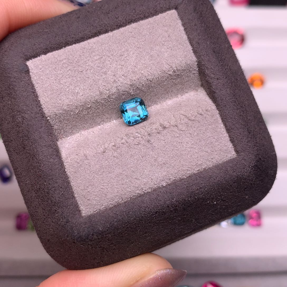 碧玺裸石未镶嵌0.77克拉