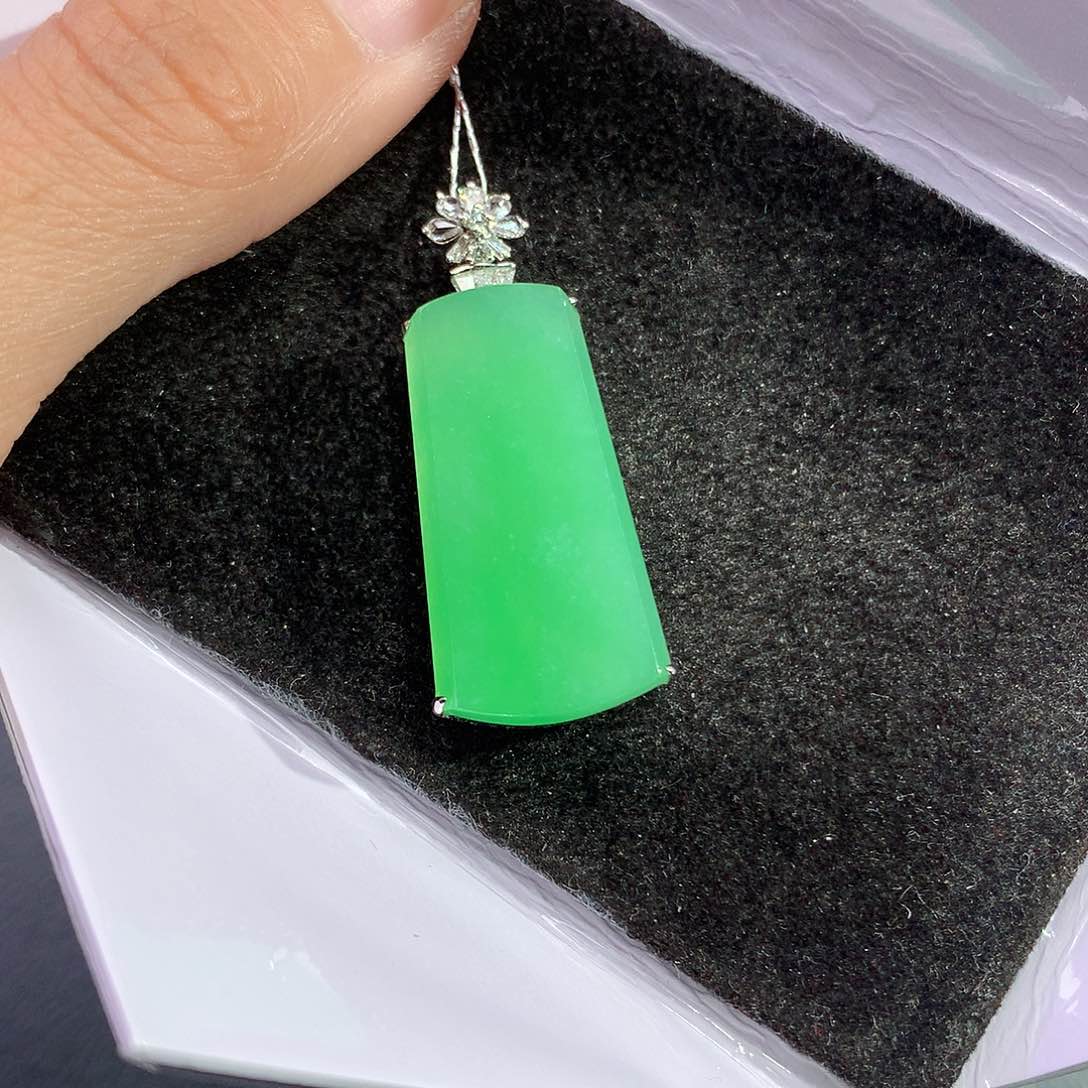 翡翠吊坠(赠链)18K金镶嵌