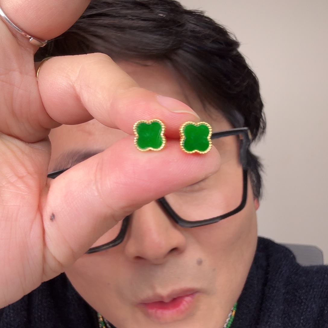 翡翠未镶嵌颈饰一对