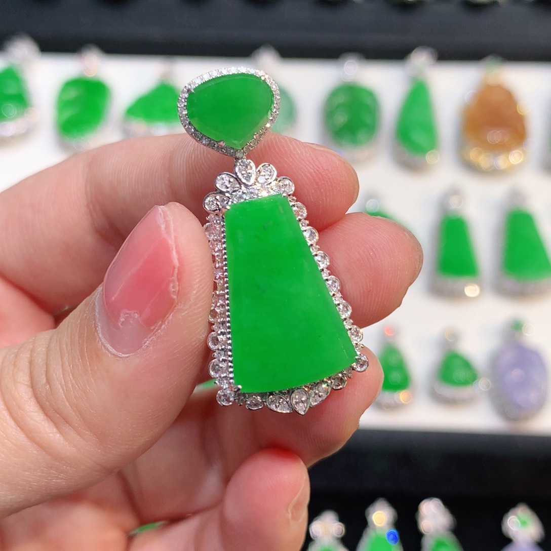 翡翠18K金镶嵌颈饰翡翠