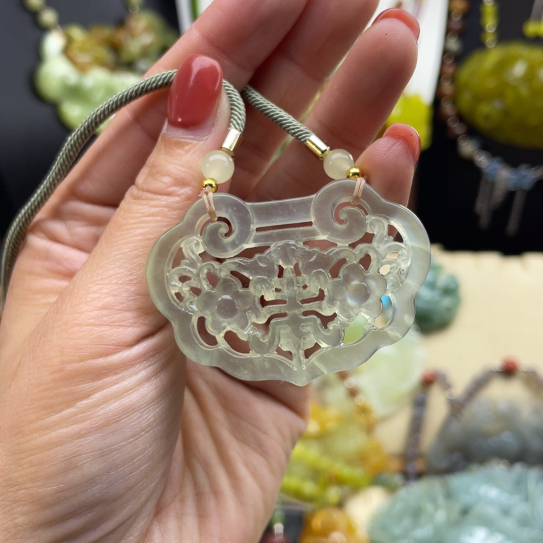 未镶嵌蛇纹石玉颈饰