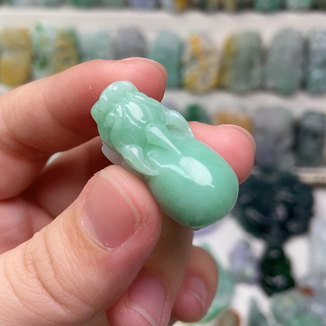 翡翠未镶嵌吊坠(赠链)