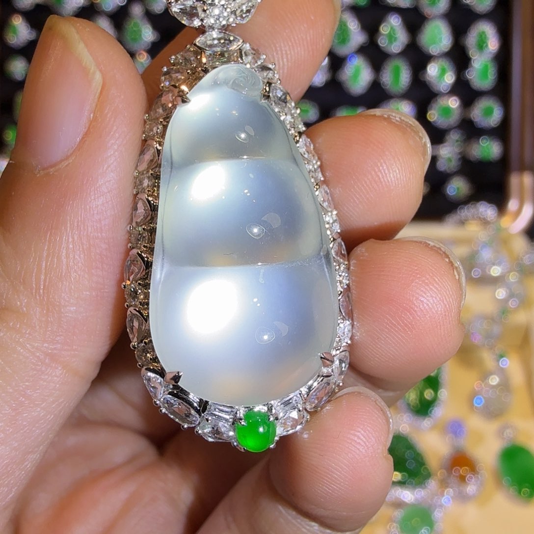 翡翠吊坠(赠链)18K金镶嵌玻璃种极光白福豆