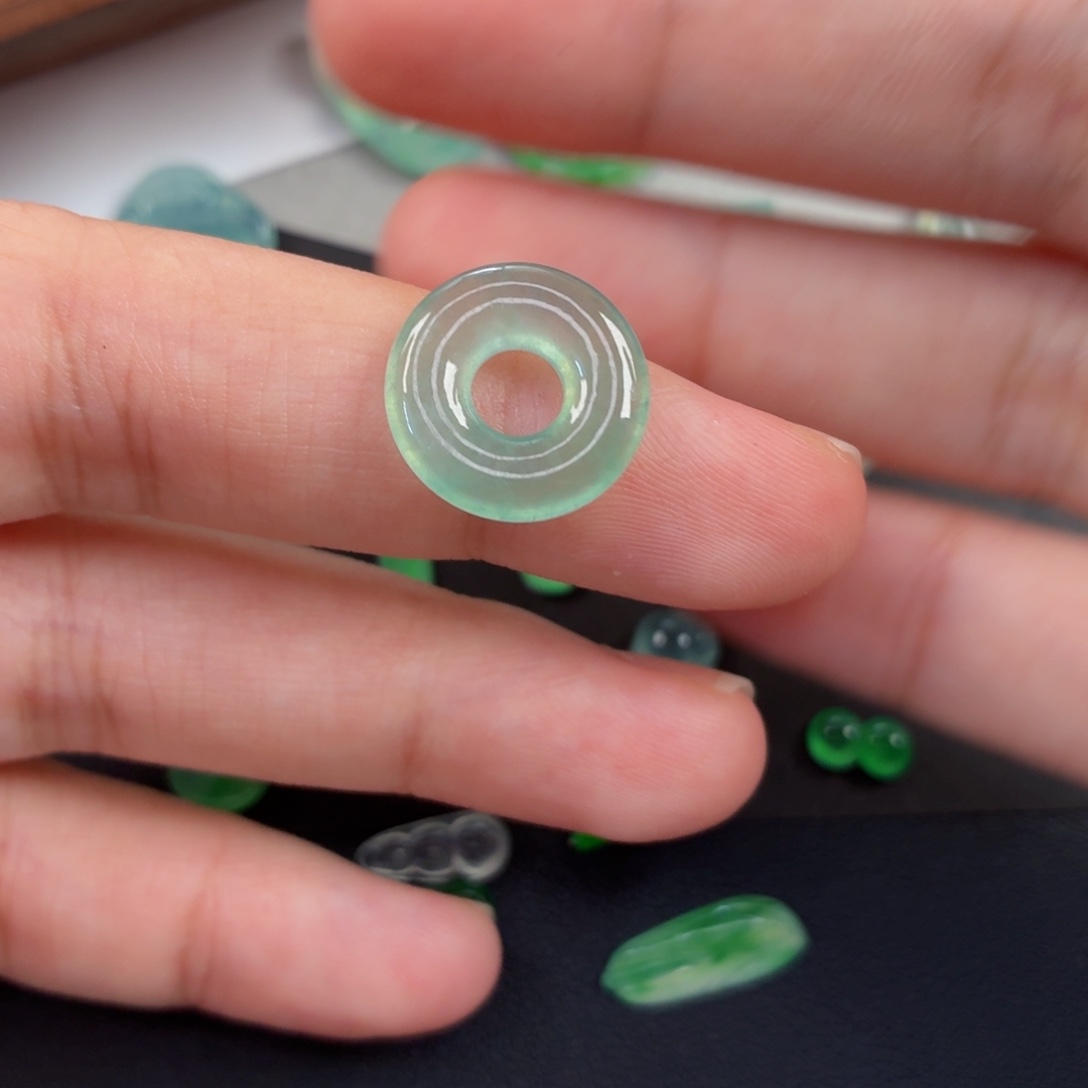 ****‍翡翠未镶嵌颈饰翡翠