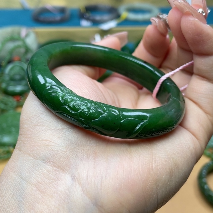 和田玉手镯57+圈口。 编号77未镶嵌