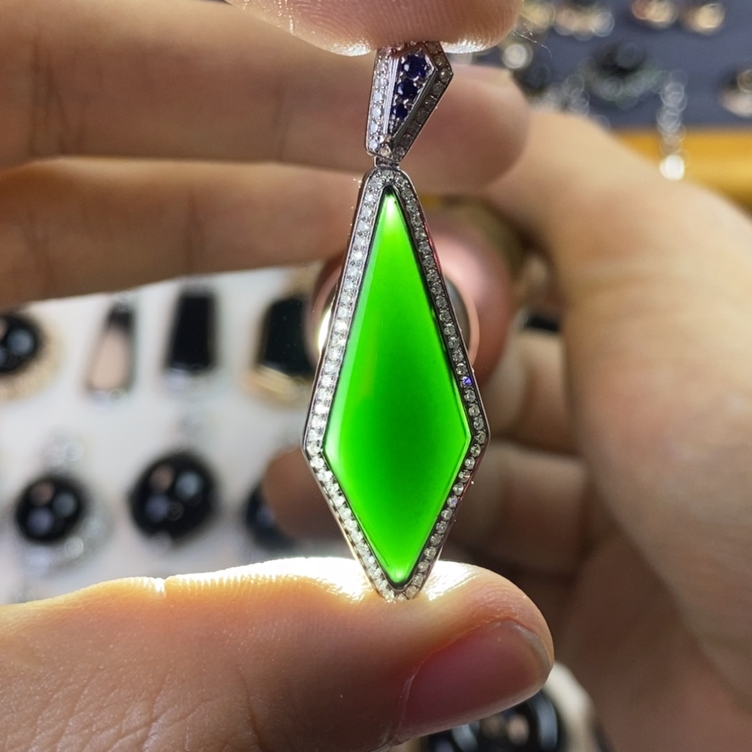 颈饰18K金镶嵌翡翠