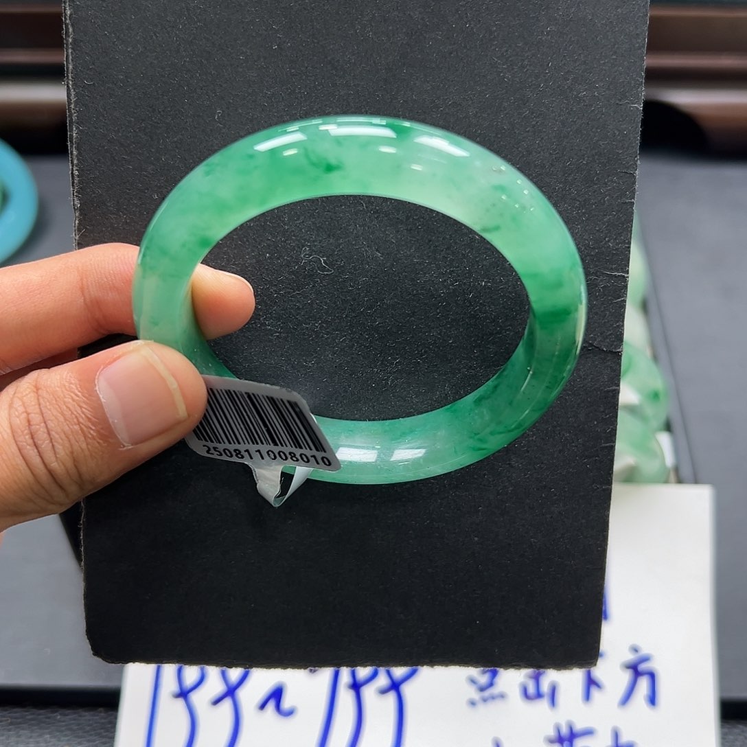 ****财石英质玉（非洲翠）未镶嵌手镯