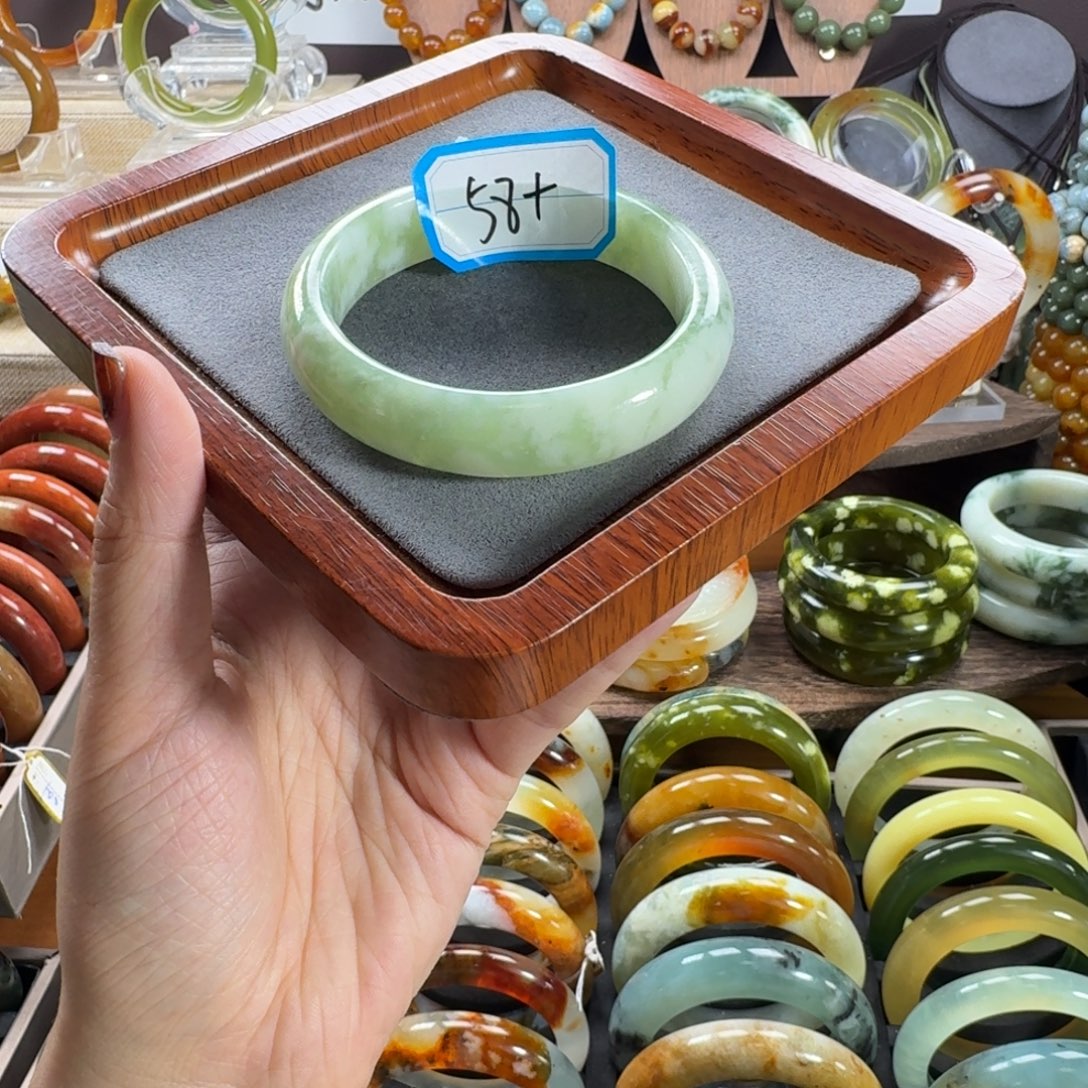 蛇纹石玉未镶嵌手镯微瑕