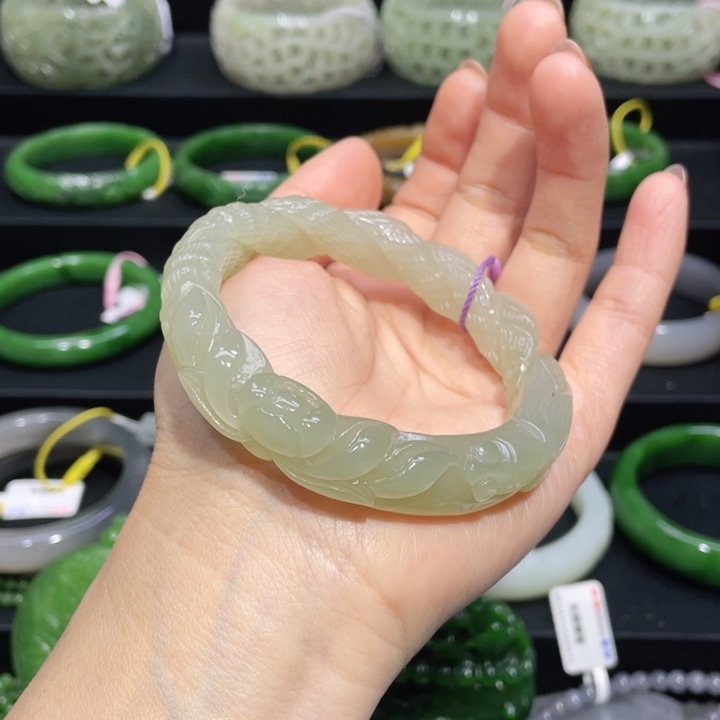 和田玉手镯56+圈口 编号70未镶嵌