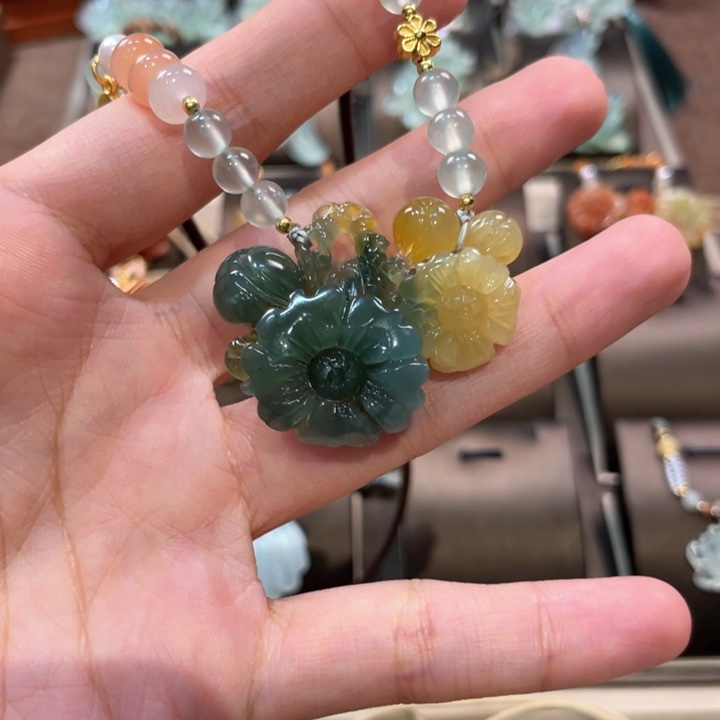 蛇纹石玉颈饰未镶嵌