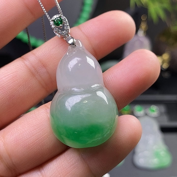 翡翠未镶嵌吊坠(赠链)