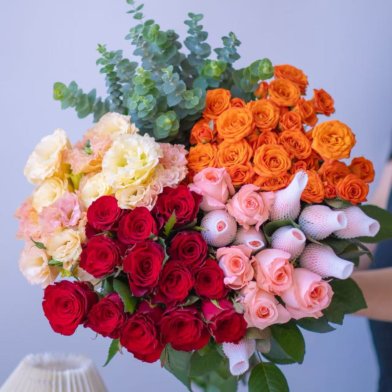 红玫瑰10枝+粉玫瑰10枝+洋结梗1扎+多头3枝+配草5枝