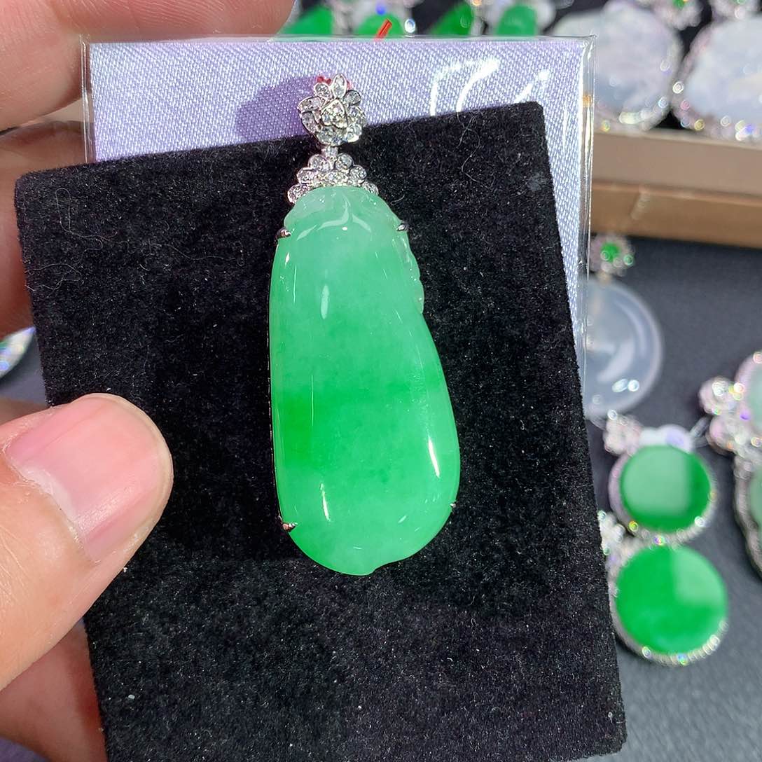 翡翠吊坠(赠链)18K金镶嵌