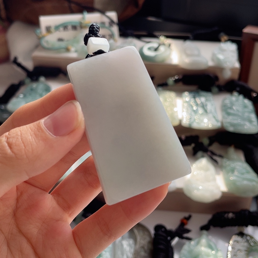 翡翠未镶嵌颈饰无事牌