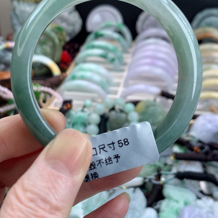 翡翠手镯未镶嵌吊坠