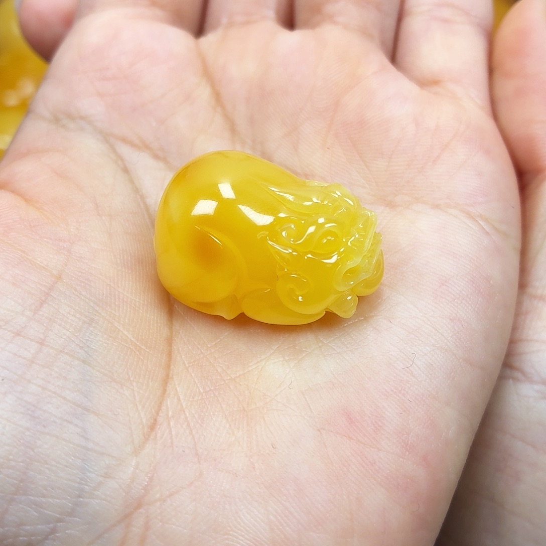 蜜蜡未镶嵌颈饰焦皮浓蜡妖花貔貅