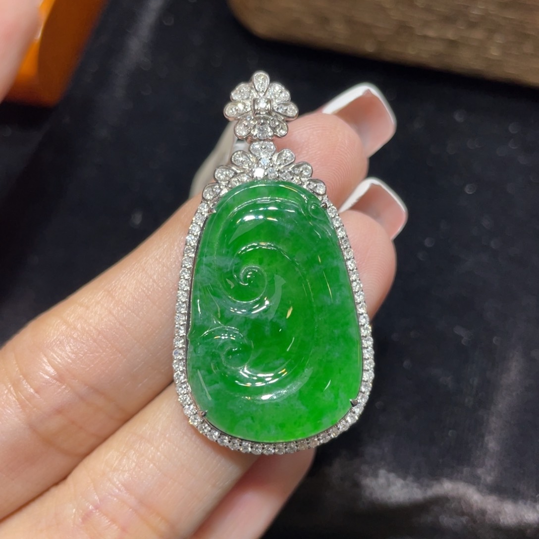 翡翠18K金镶嵌颈饰天然缅甸翡翠