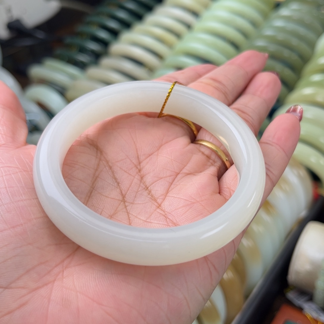 和田玉手镯未镶嵌