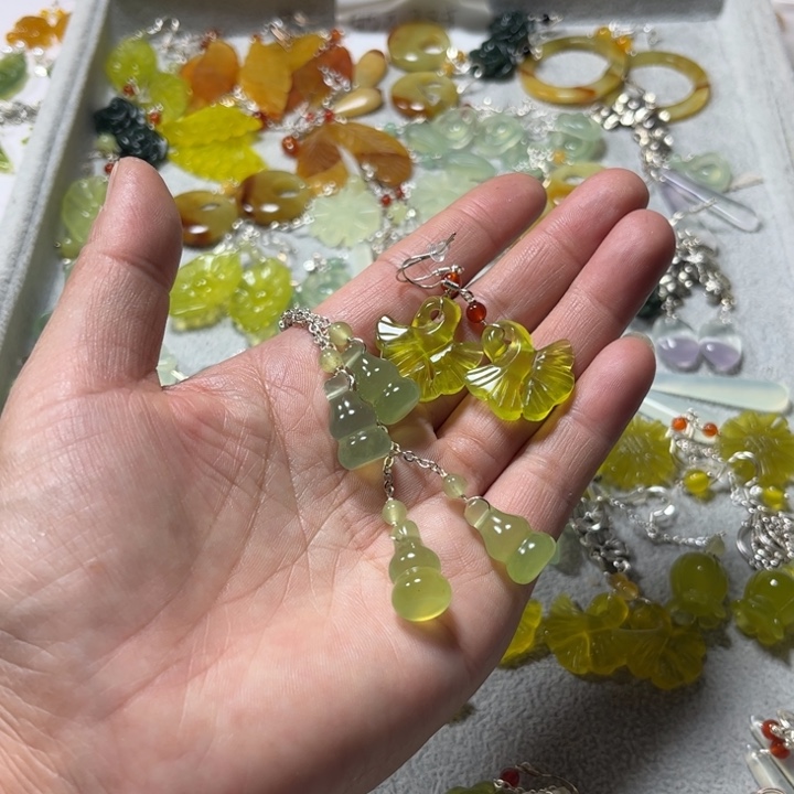 蛇纹石玉未镶嵌耳饰