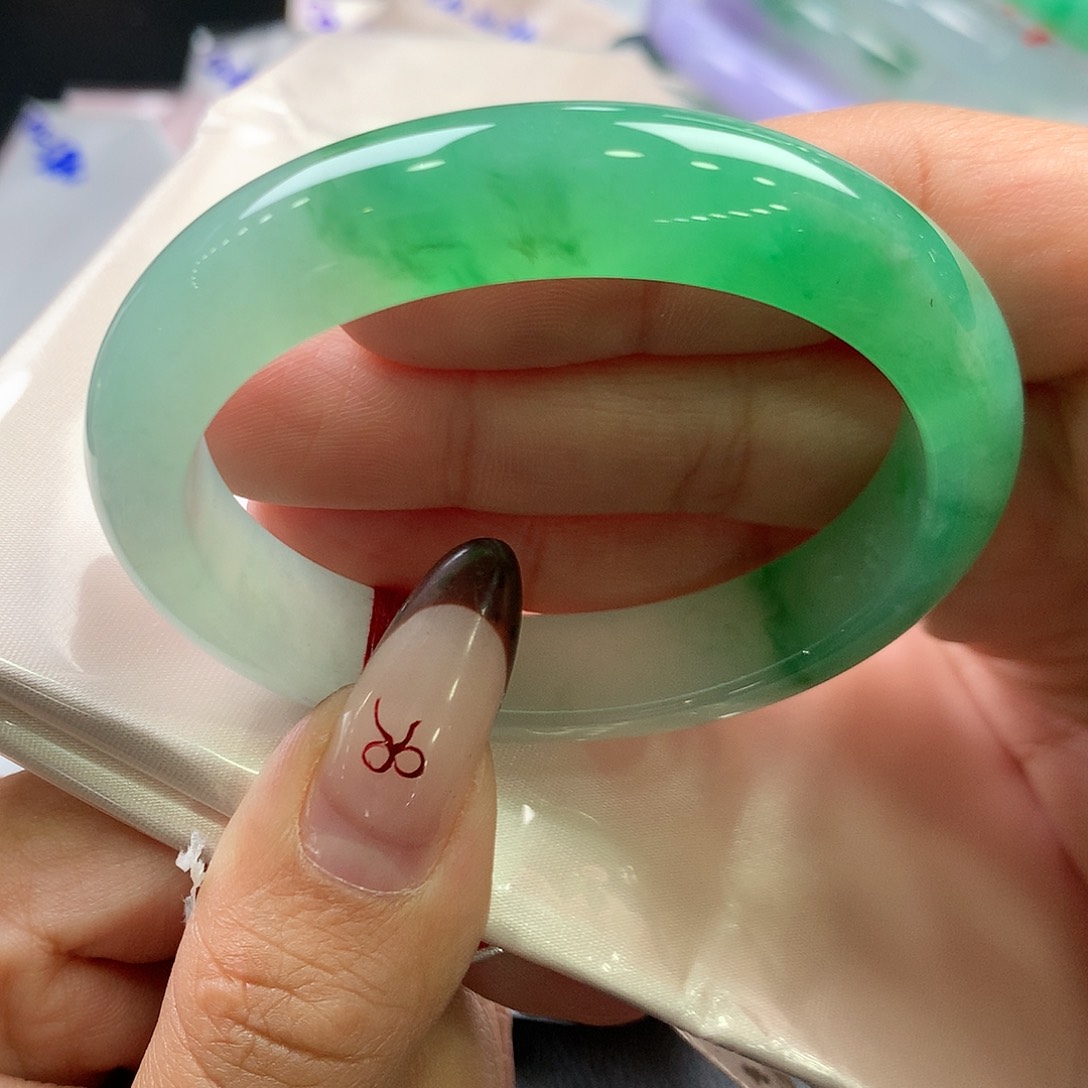 翡翠未镶嵌手镯（贵妃镯）20号冰胶阳绿 完美毕业