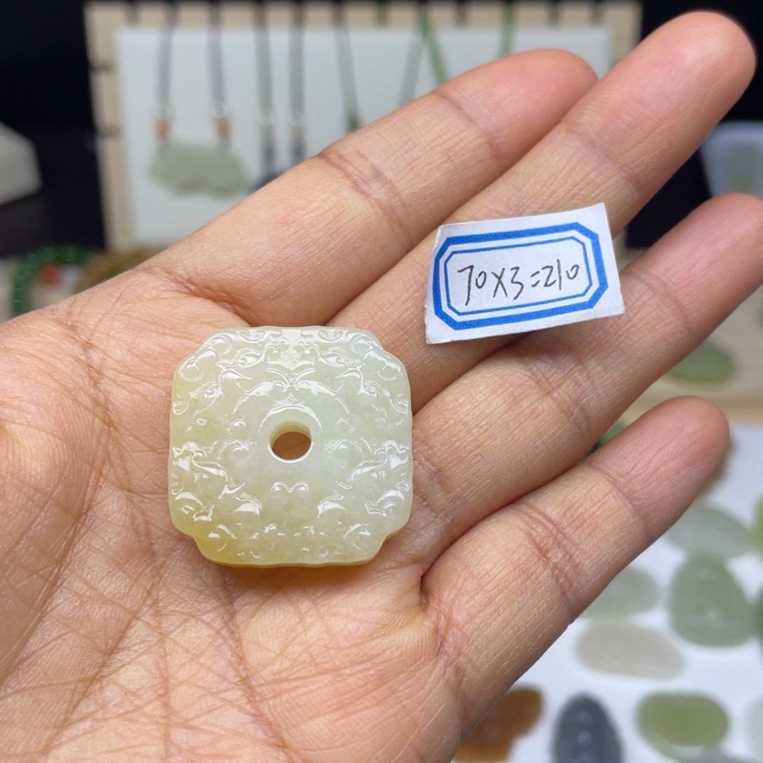 二***三和田玉未镶嵌颈饰