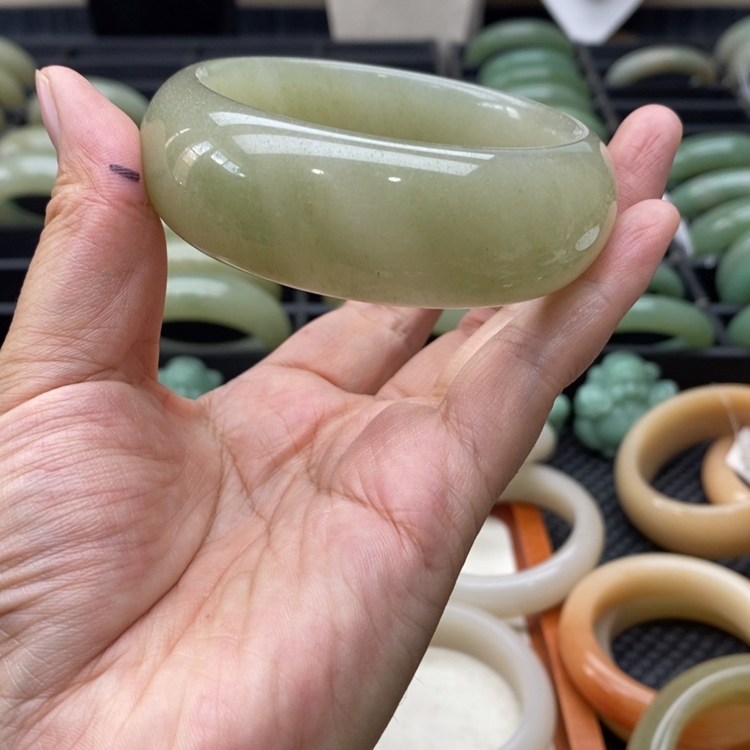 石英岩玉手镯未镶嵌