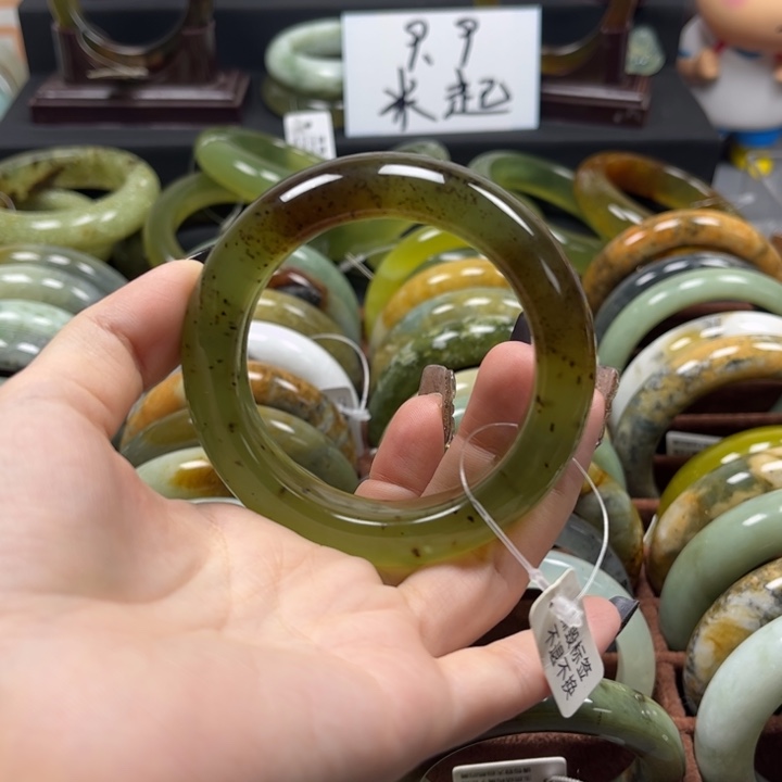 蛇纹石玉手镯未镶嵌