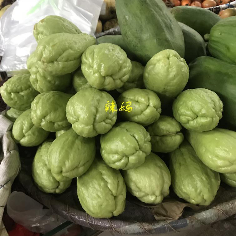 集市现收新鲜佛手瓜