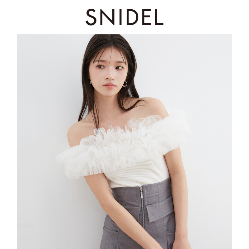 SNIDEL春夏新品甜美一字领露肩薄纱拼接修身针织衫SWNT242103