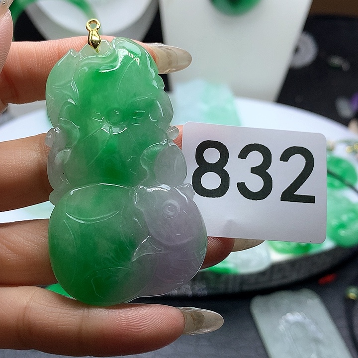 翡翠吊坠(赠链)未镶嵌
