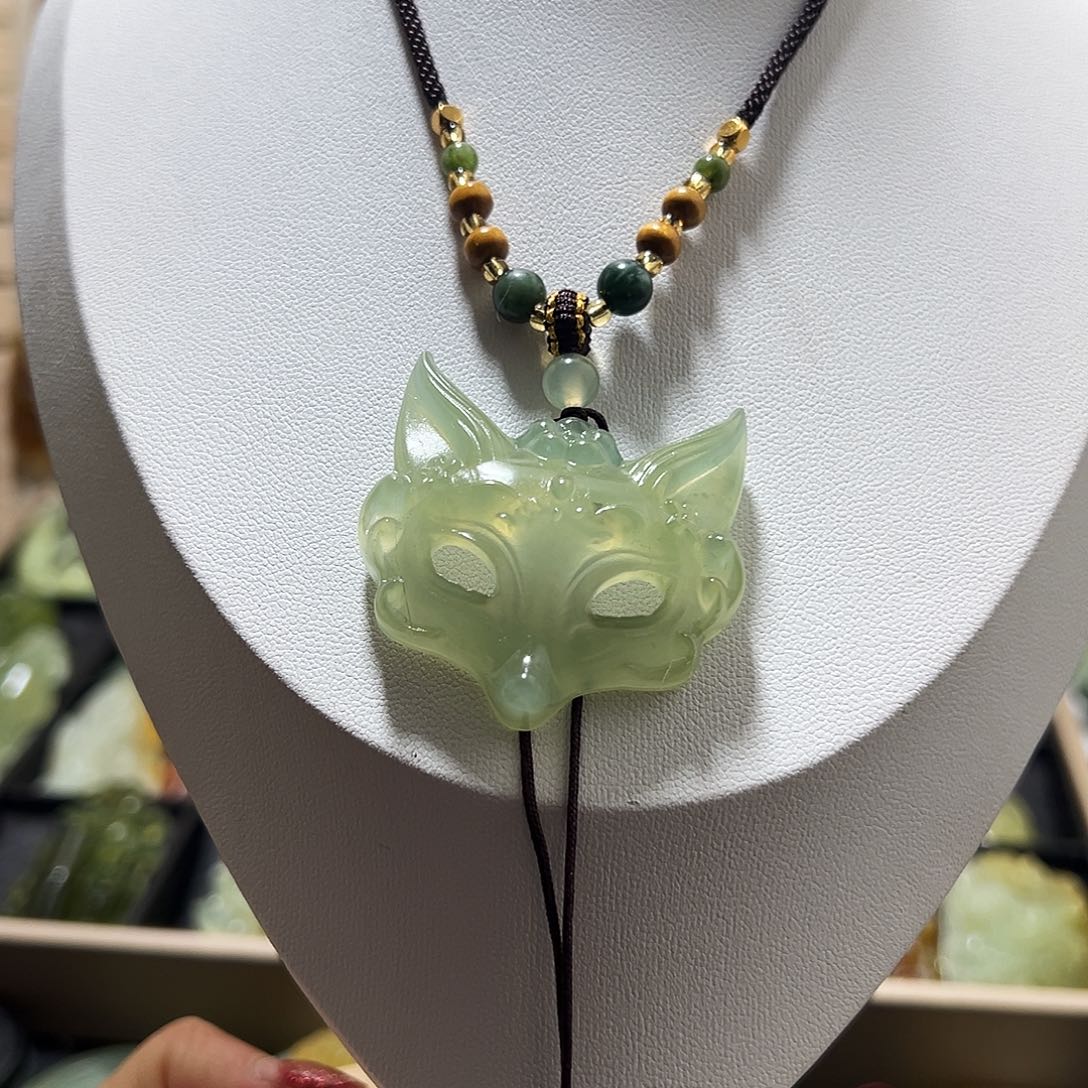 蛇纹石玉颈饰未镶嵌