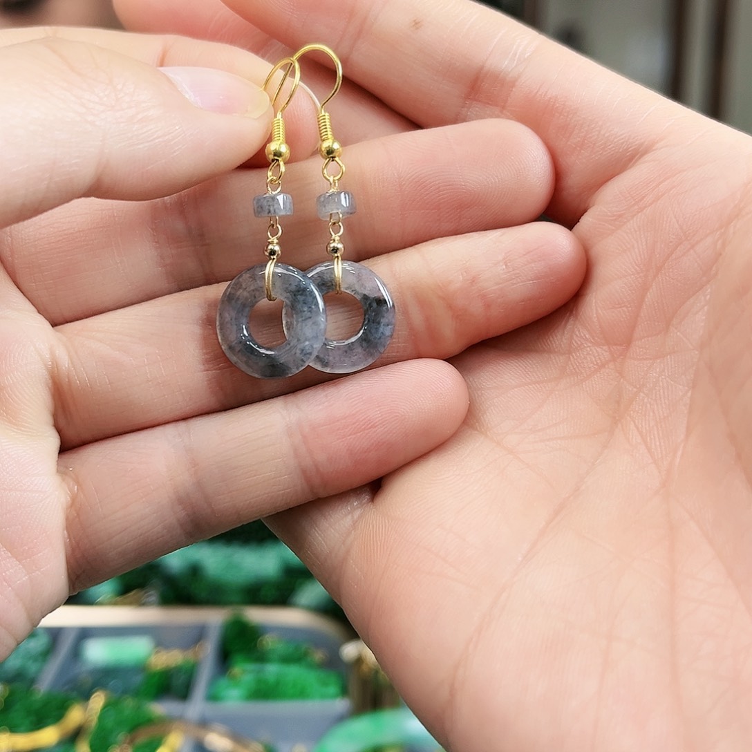 翡翠颈饰未镶嵌耳饰