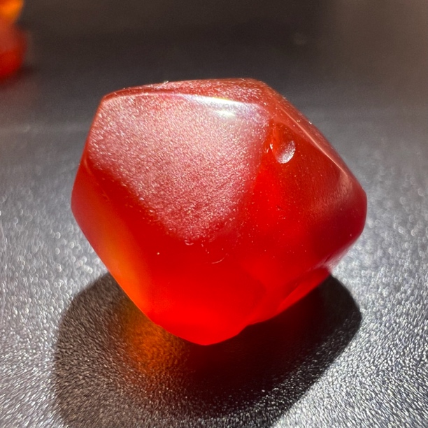清玛多棱单珠酒红色