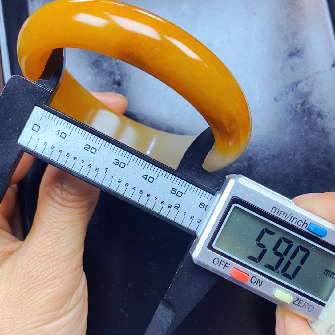 石英质玉（黄龙玉）未镶嵌颈饰