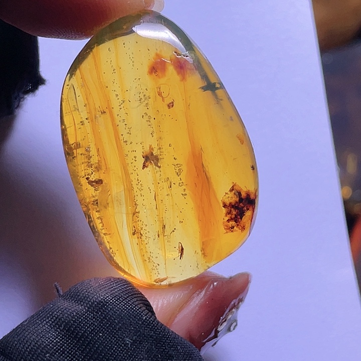 琥珀裸石未镶嵌。，