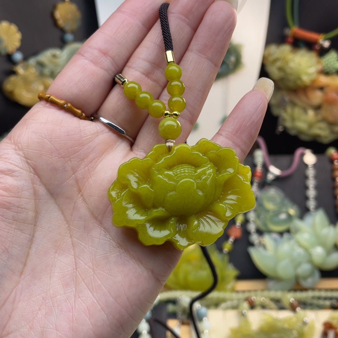 蛇纹石玉未镶嵌颈饰