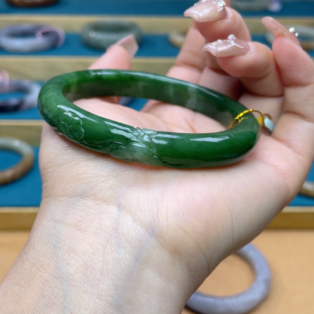 和田玉手镯63圈口。编号24未镶嵌贤*