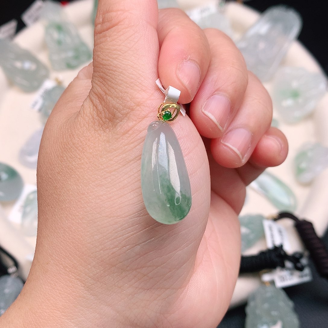 翡翠颈饰18K金镶嵌冰胶飘绿福瓜