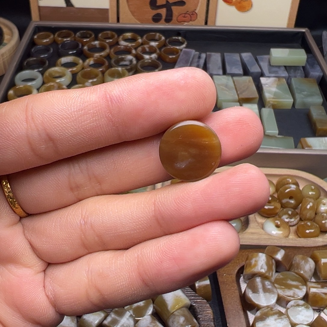 星***糖和田玉（糖玉）未镶嵌珠宝奇石