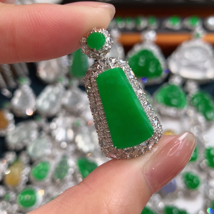 【闪购商品】翡翠18K金镶嵌颈饰无事牌