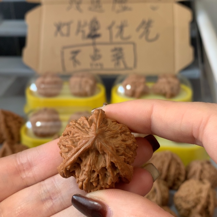 飞***觉吊坠文玩核桃异形单只，有瑕疵