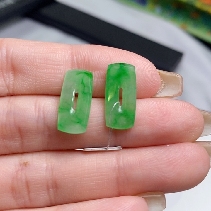翡翠未镶嵌耳饰福贝