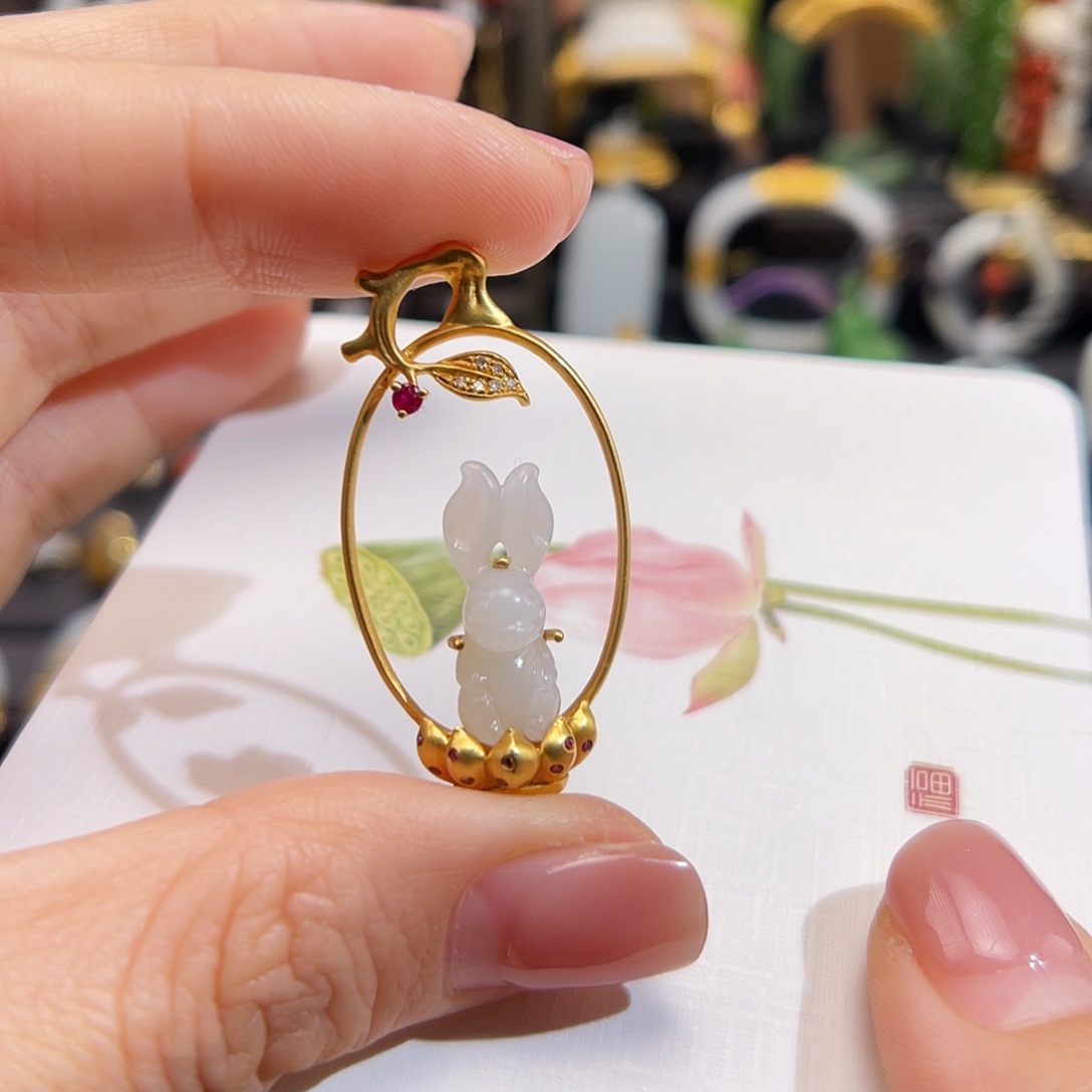 和田玉挂件18K金镶嵌三**果